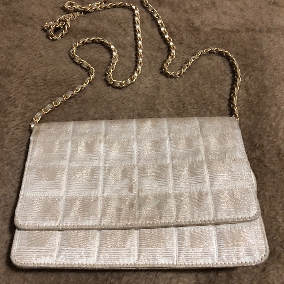 TODAY ONLY:AUTHENTIC CHANEL WOC GOLD FABRIC - Tear bottom inside - Picture 1 of 16